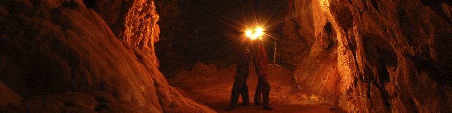 Jeskyně osvětlená čelovkami speleologů